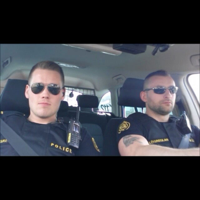deux-officiers-voiture