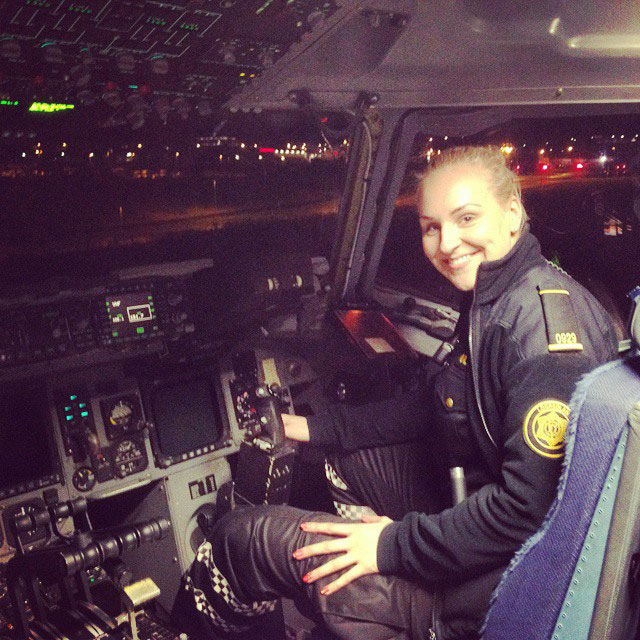 femme-police-cockpit-avion