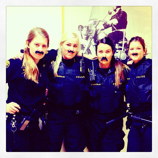 femmes-police-reyjavik-moustaches
