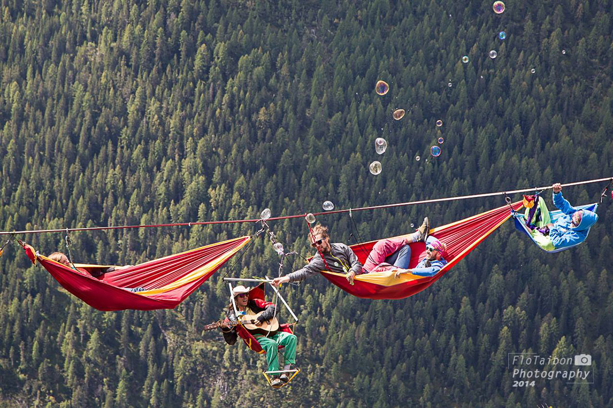 festivaliers-suspendus-hamacs