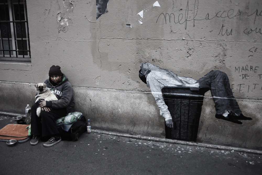 homme-dort-dans-poubelle