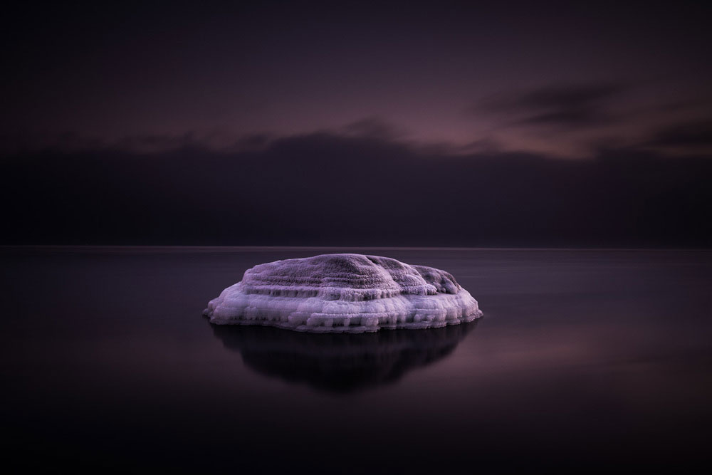 ilot-glace-mer-nuit-lumiere-violette