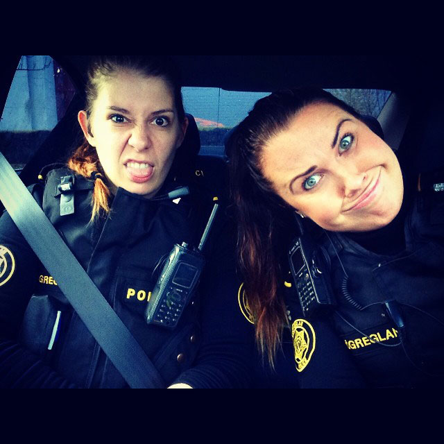 jolies-policieres-selfie