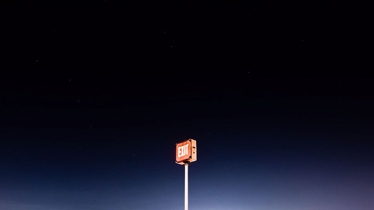 panneau-exit-dans-nuit