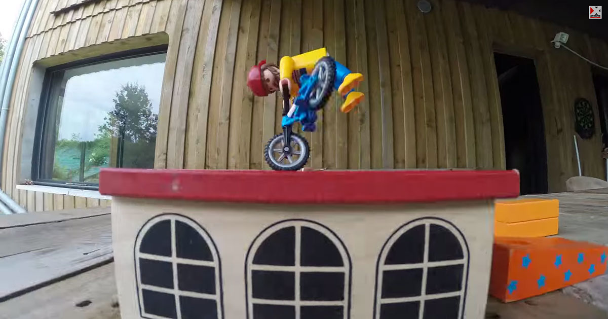playmobil-avancent-sur-une-roue