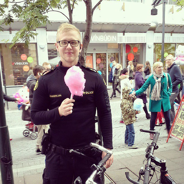 police-reyjavik-barbe-a-papa