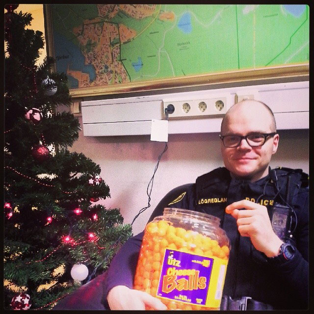 policier-mange-chips