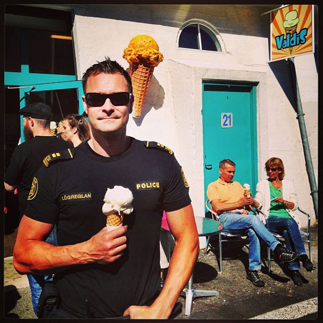 policier-mange-glace