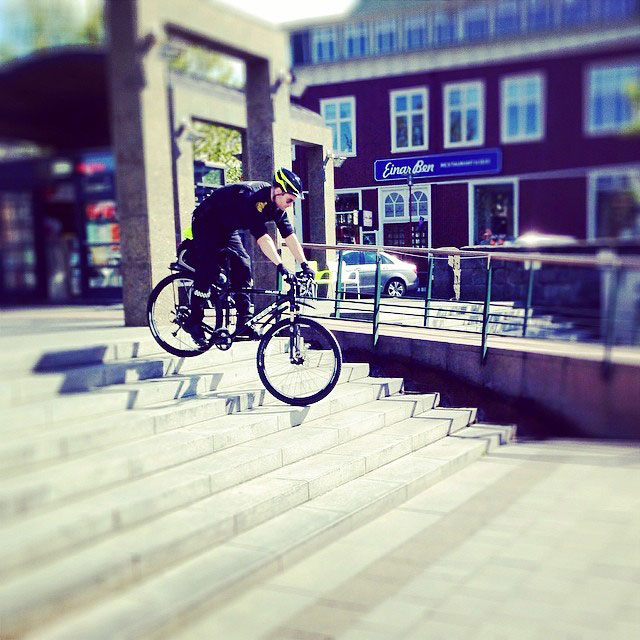 policier-saut-velo-escalier