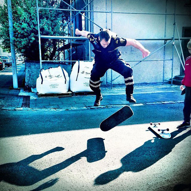 policier-skateboard