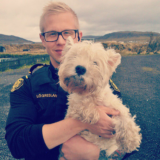 policier-tient-chien-dans-ses-bras