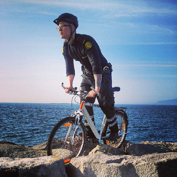 policier-velo-bord-de-mer