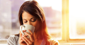 femme-boit-cafe
