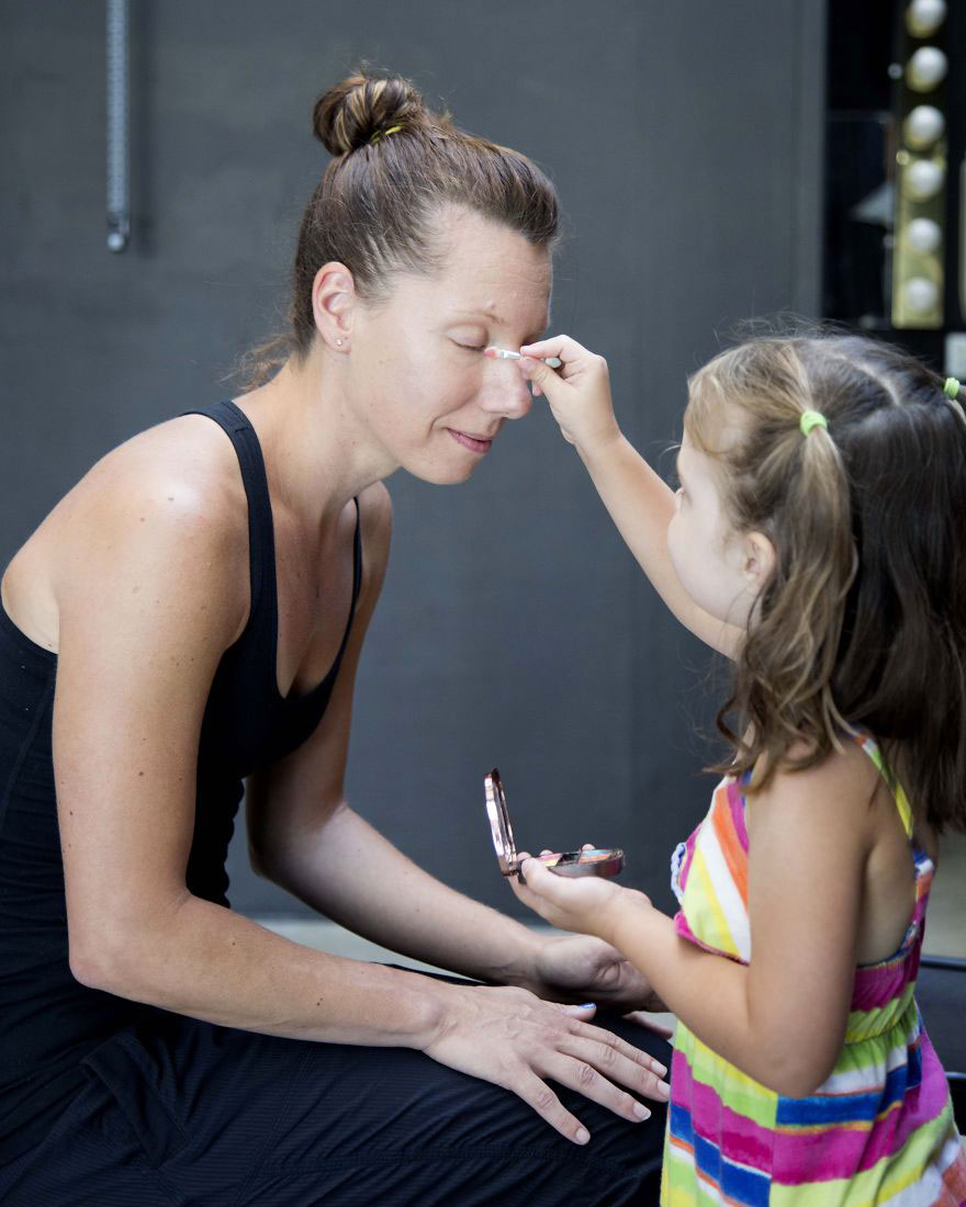 fille-paupiere-maman