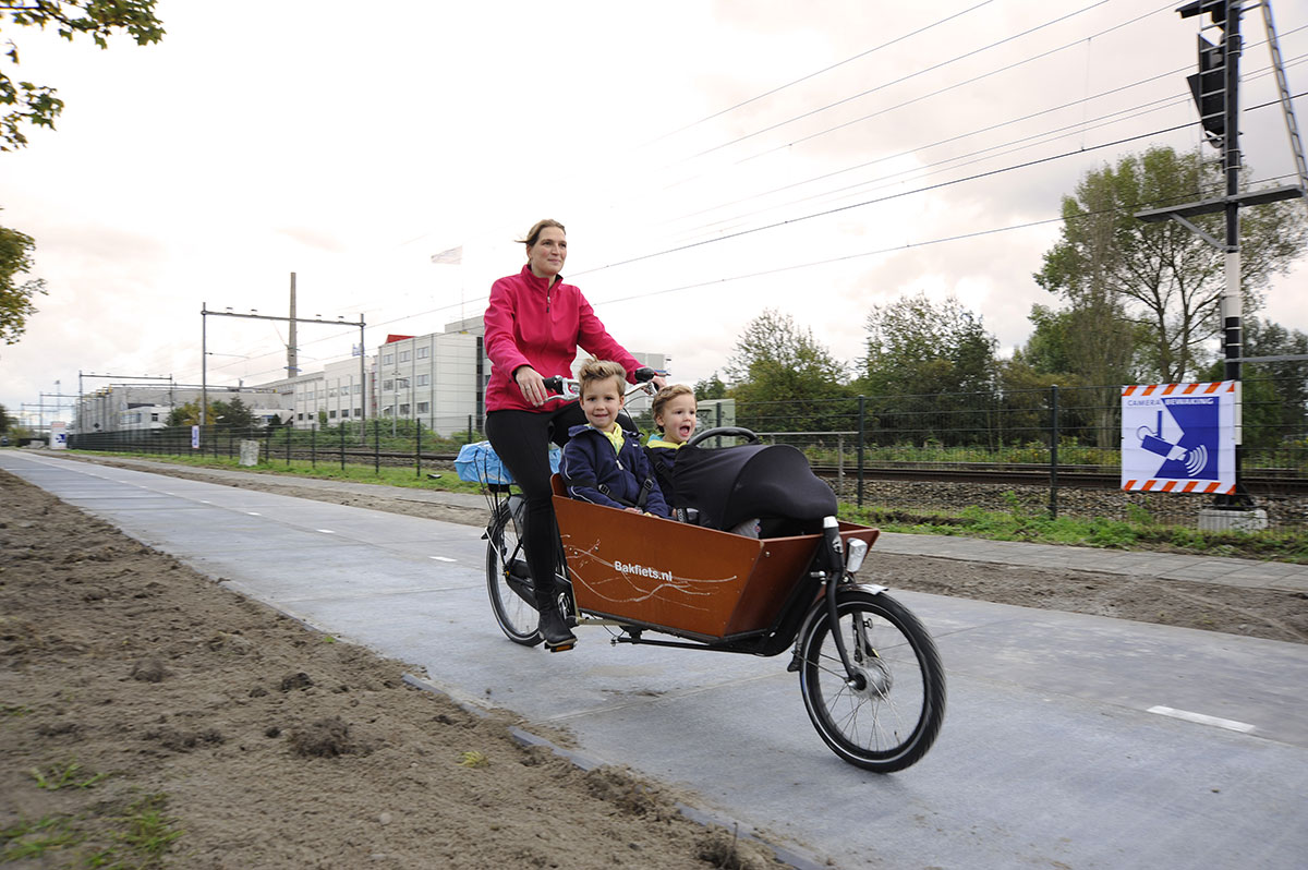 velo-roule-sur-panneaux-solaires