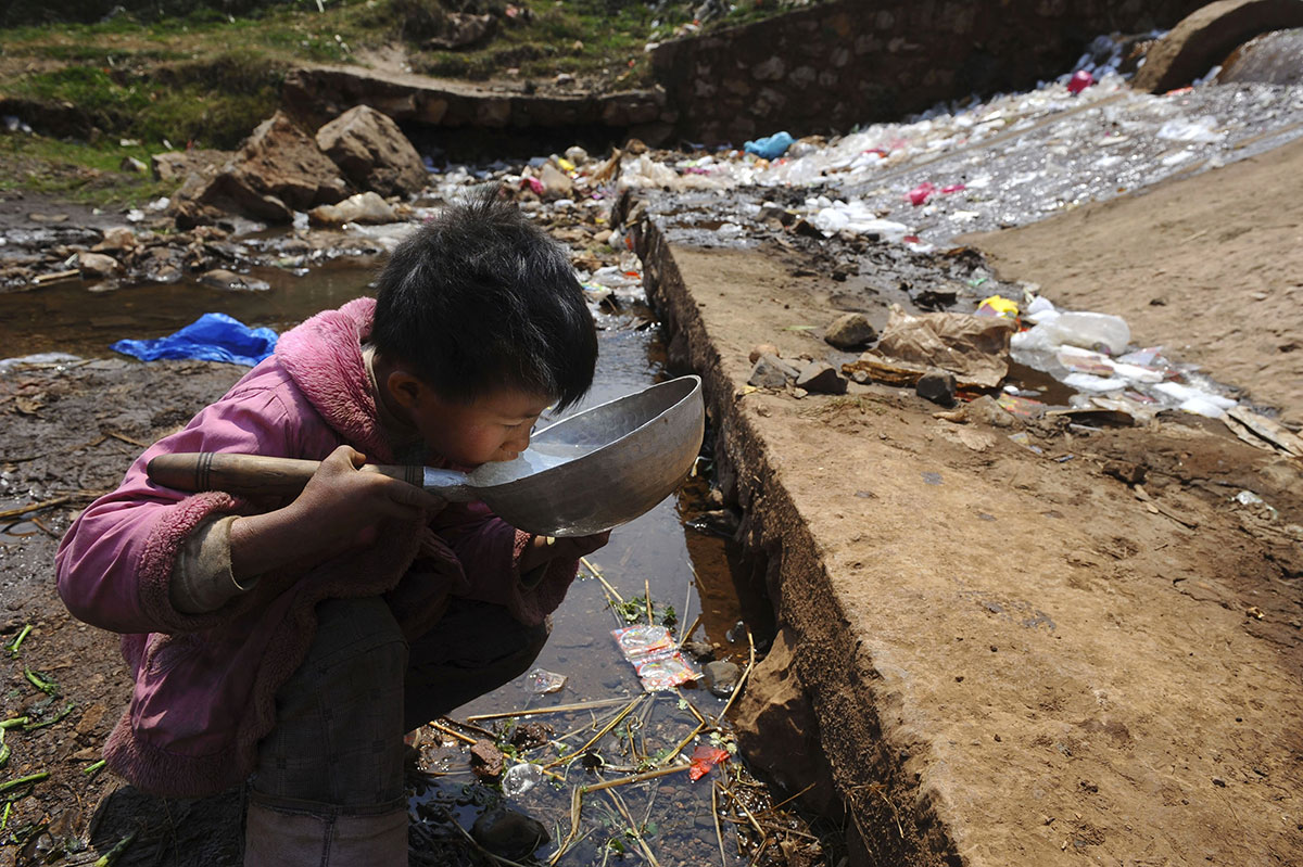 chine-pollution-enfant-boire