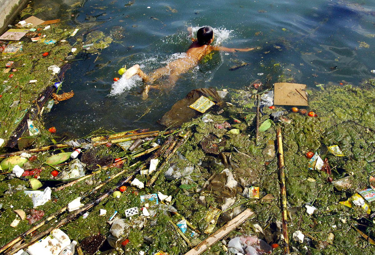 chine-pollution-enfant-nage