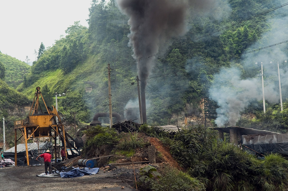 chine-pollution-usine-fumee-noire-nature