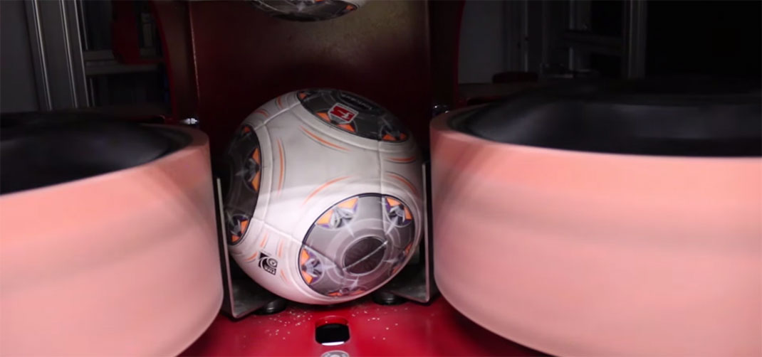 machine-robot-football-balle