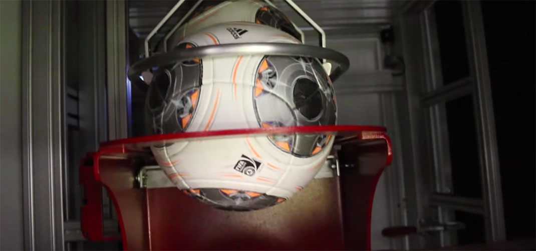 machine-robot-football-ballon