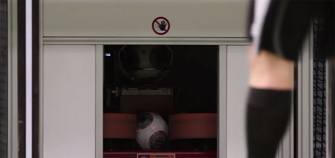 machine-robot-football-jambe