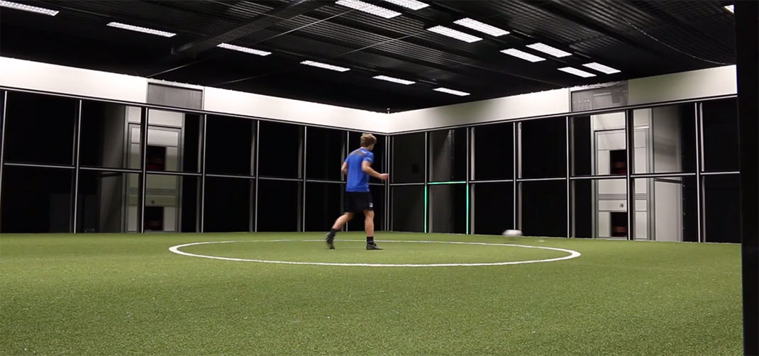machine-robot-football-passe