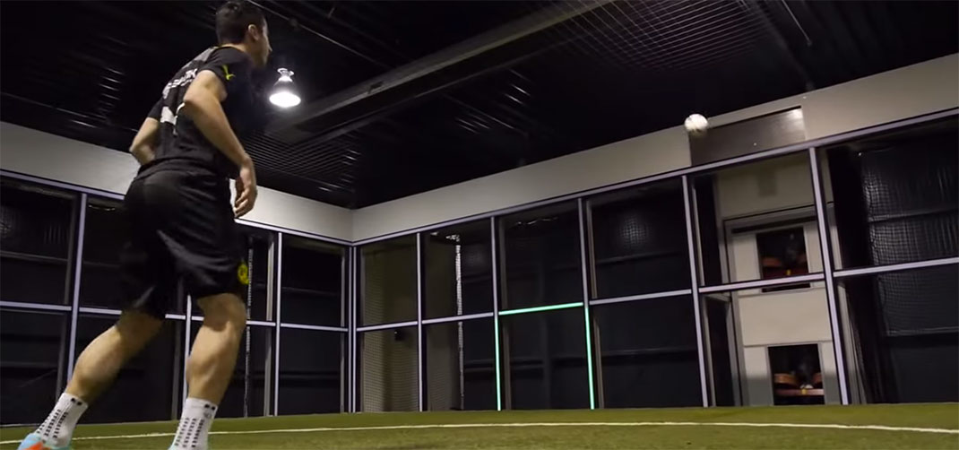 machine-robot-football-regard