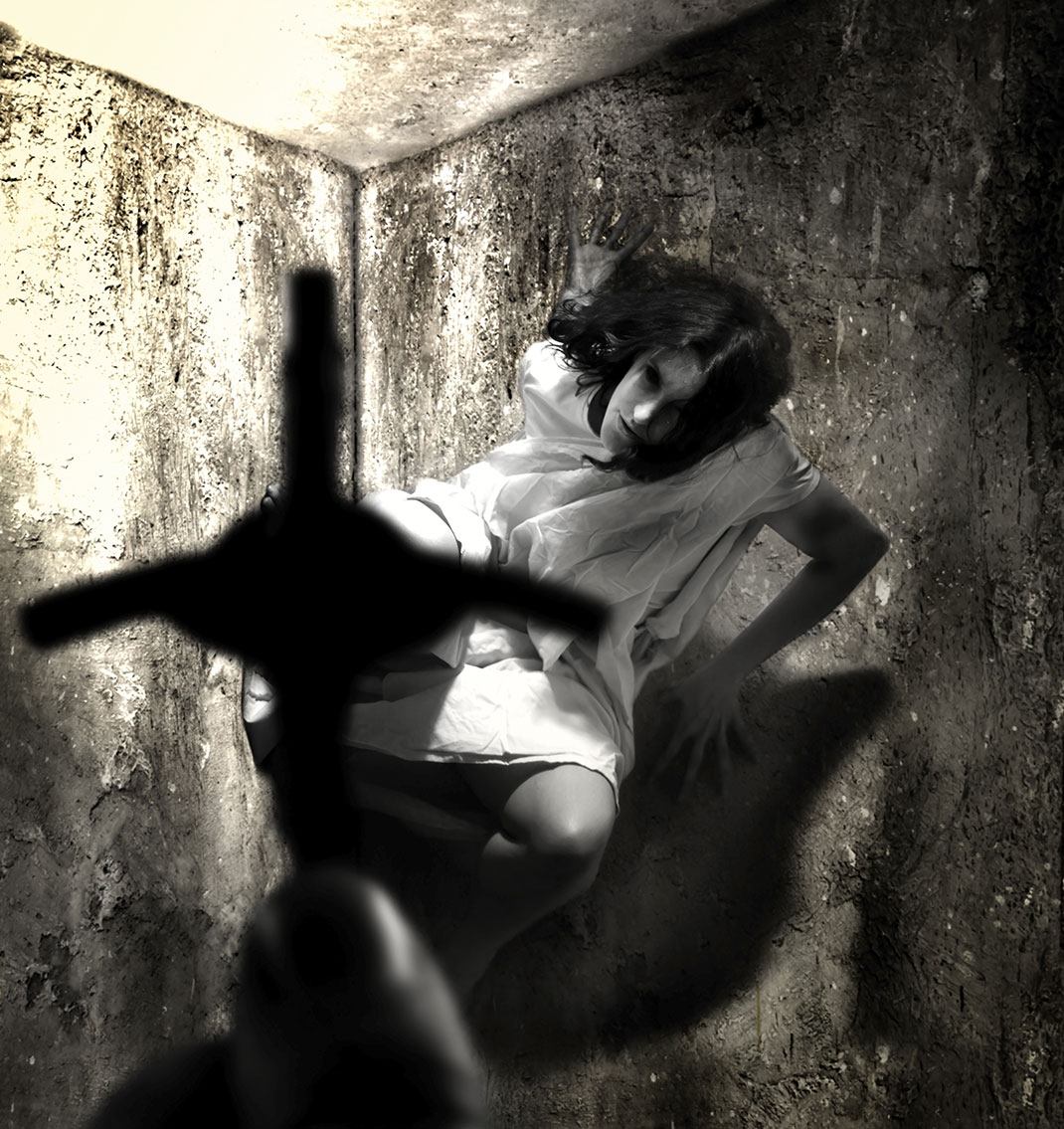 exorcisme-croix-bible