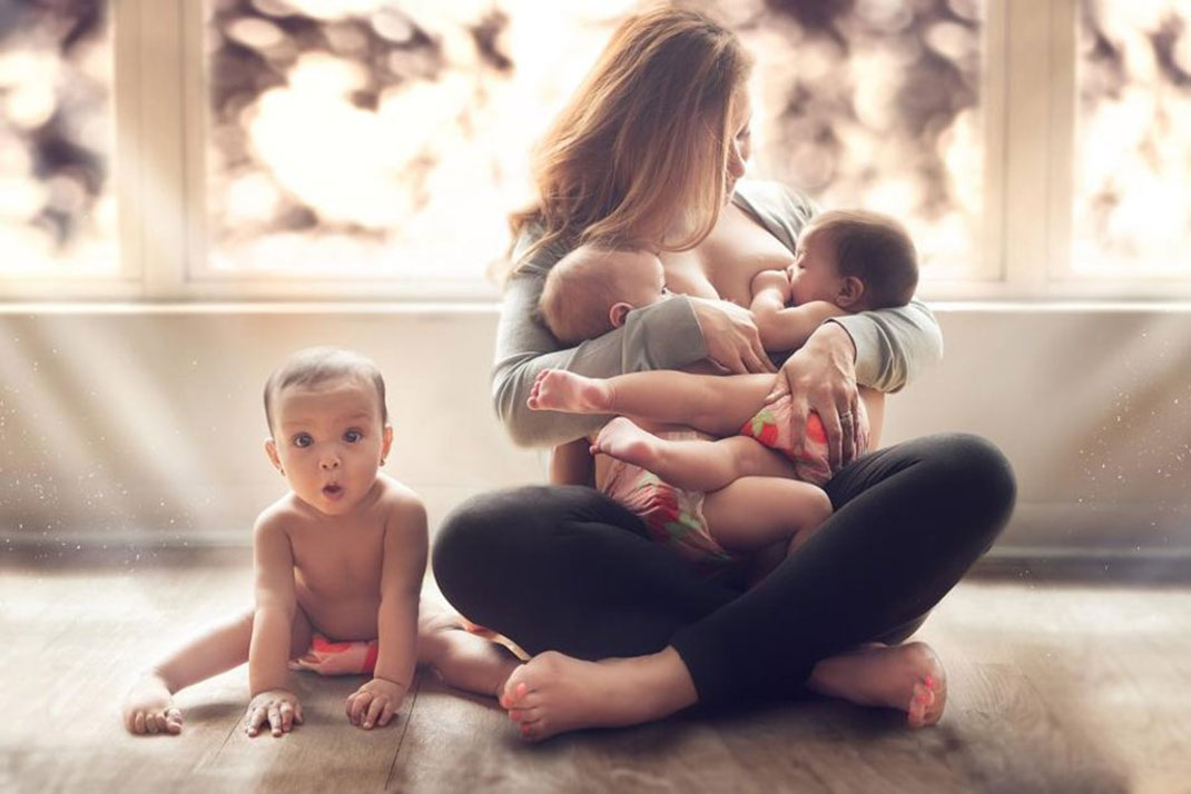 photo-allaitement-bebe-surpris