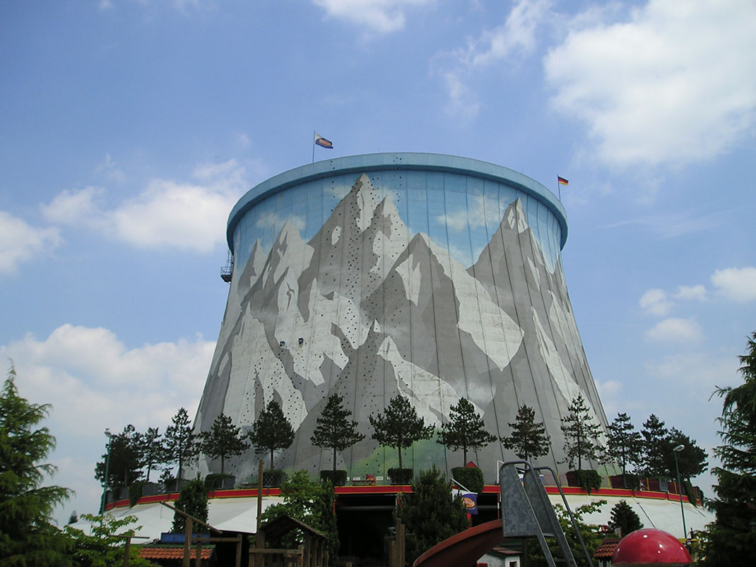 Koeltoren_als_klimwand_in_Wunderland_Kalkar