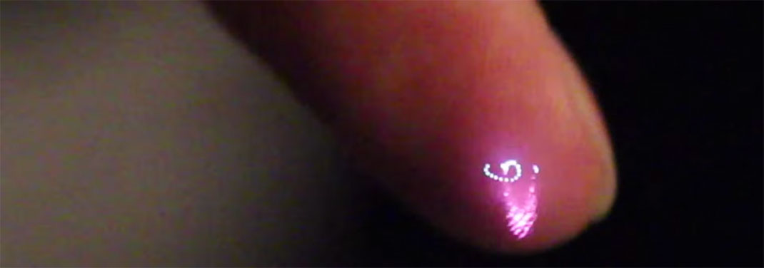 toucher-hologramme-doigt