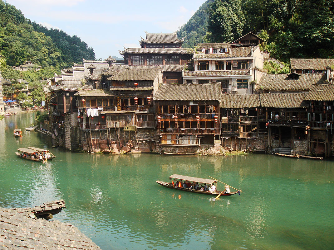 10.-Le-village-de-Fenghuang,-situé-dans-la-province-du-Hunan