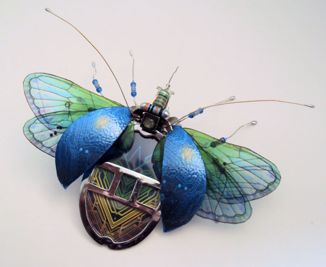 scarabee-bleu-composants-electroniques-julie-alice-chappell