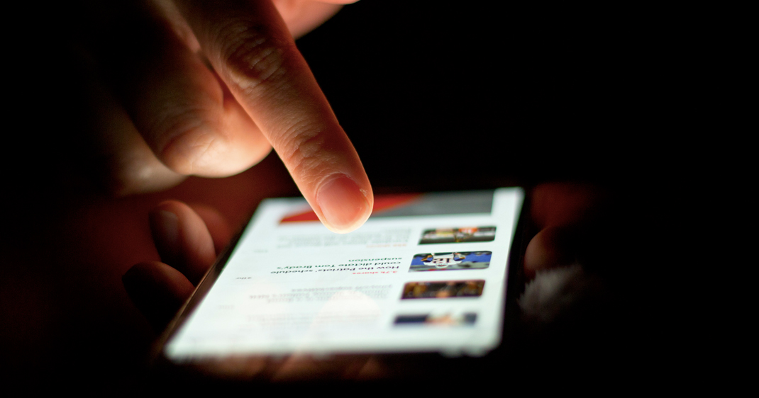 doigt-smartphone-lumiere