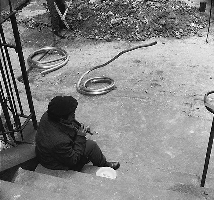 fun-black-and-white-street-photography-rene-maltete-3