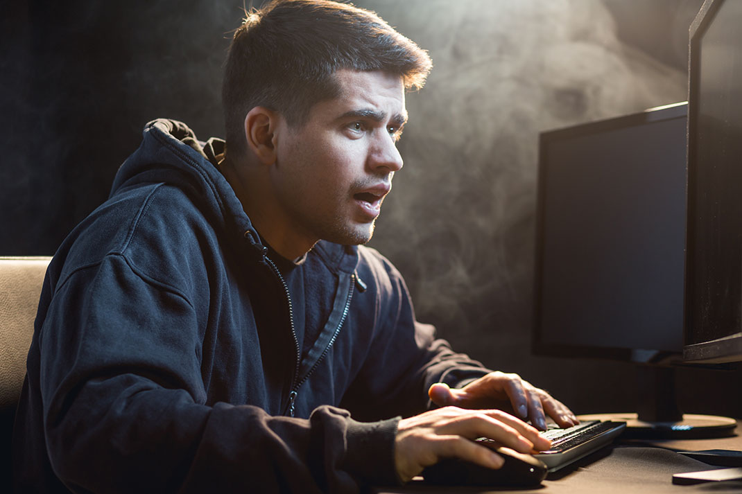 Jeune-homme-cyberdépendant-shutterstock