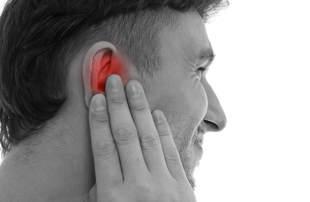 Un homme souffre de l'oreille via Shutterstock