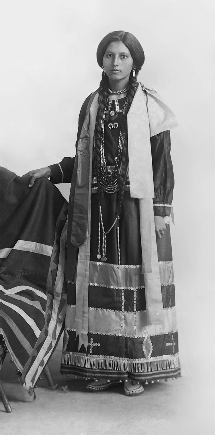 Une jeune amérindienne en costume traditionnel