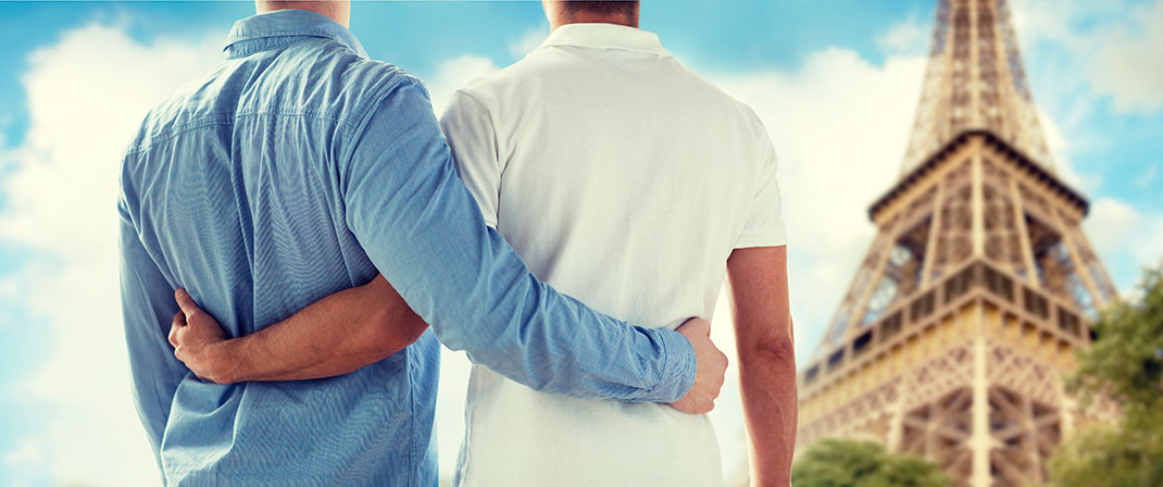 Un couple homosexuel à Paris via Shutterstock