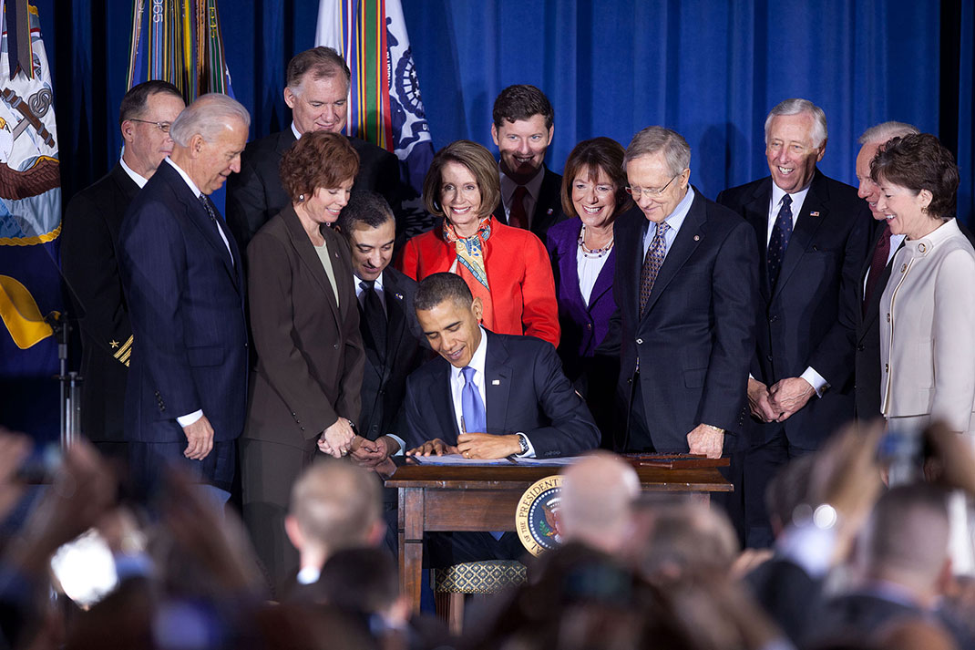 Barack Obama signe le Don't Ask, Don't Tell Repeal Act