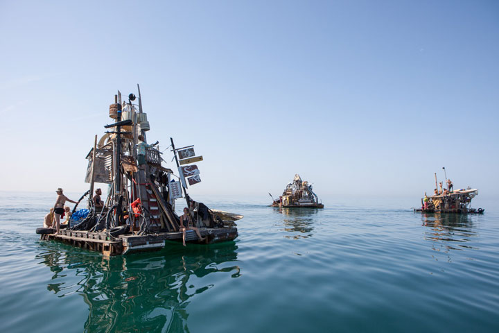 des-artistes-ont-construit-des-radeaux-faits-de-dechets-pour-vivre-et-naviguer-sur-les-mers-deurope1