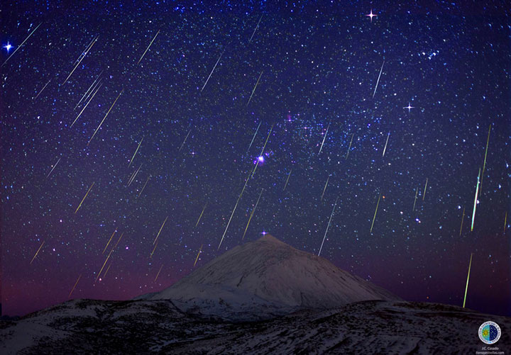limage-de-la-semaine-une-pluie-de-meteorites-sur-le-sommet-enneige-dun-volcan