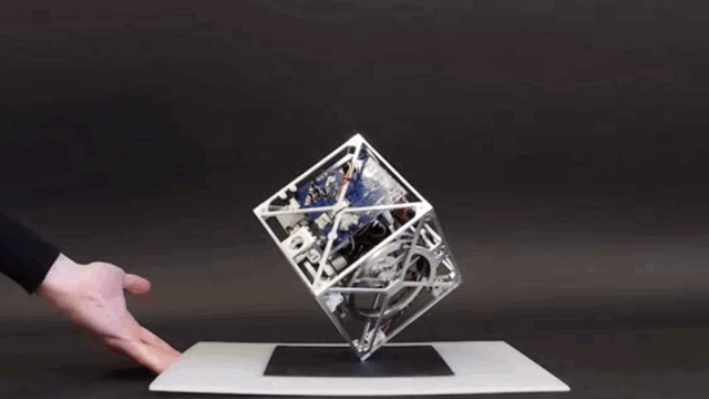 cubli-un-etonnant-petit-cube-au-sens-de-lequilibre-stupefiant-gif