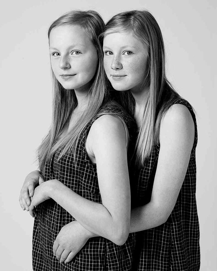 de-parfaits-inconnus-qui-se-ressemblent-comme-deux-gouttes-deau-posent-devant-lobjectif-dun-photographe20